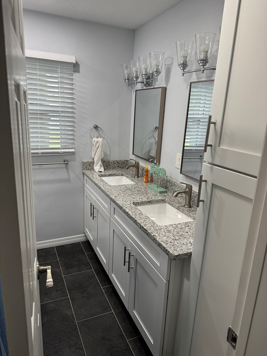Bathroom#2 with tub