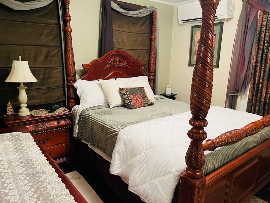 Master bedroom -queen bed.