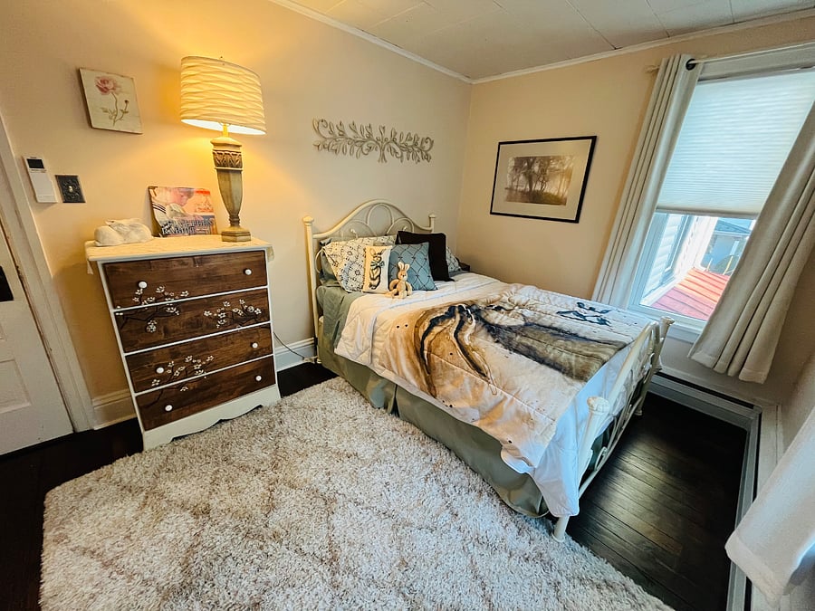 Be Suite - full sized bed