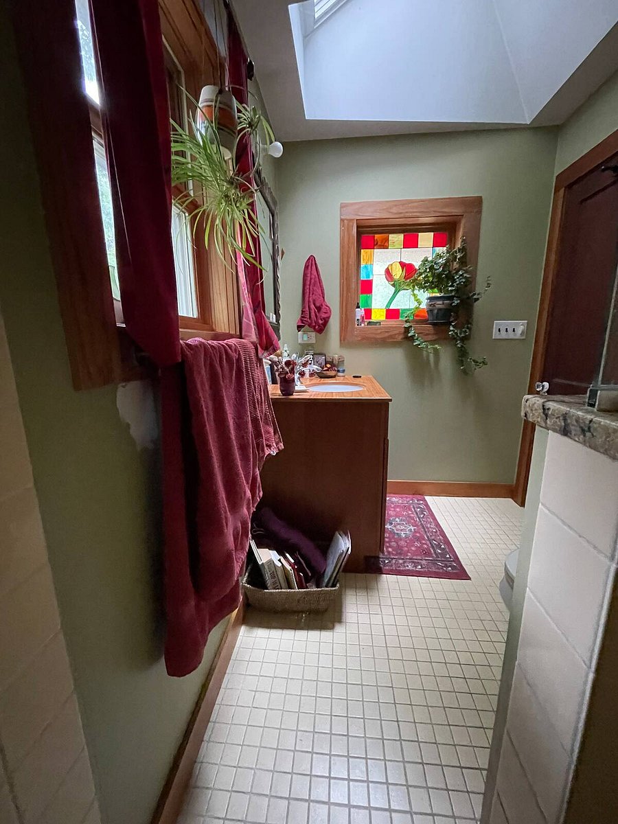 Downstairs bathroom with stained glass window
