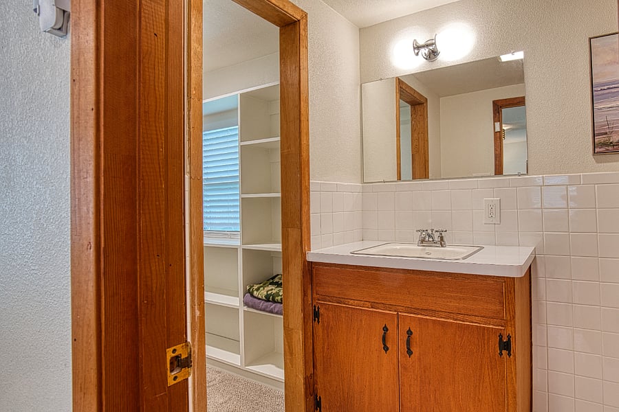 2nd bedroom en-suite bath and walk-in closet