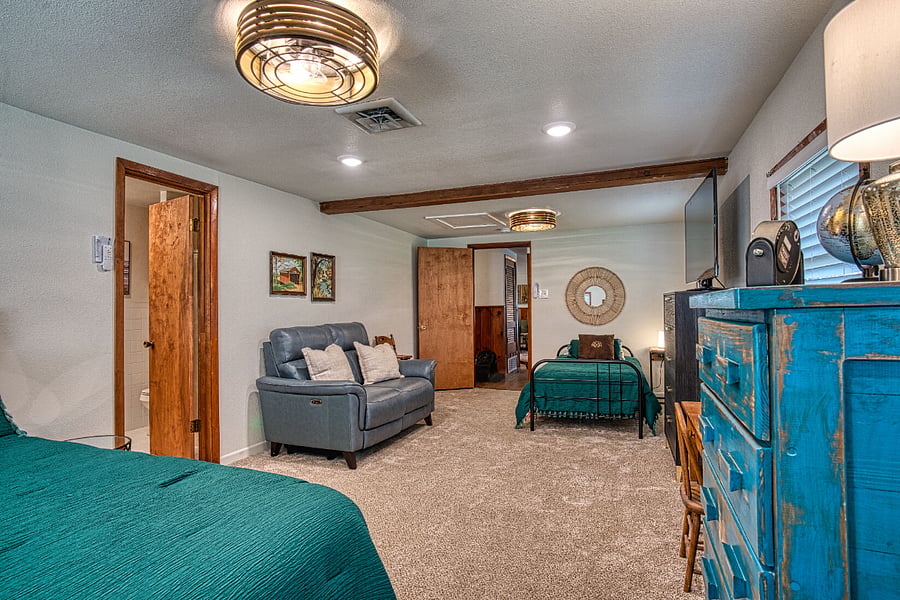 Over-sized 2nd bedroom with 55" tv, twin bed and queen size bed