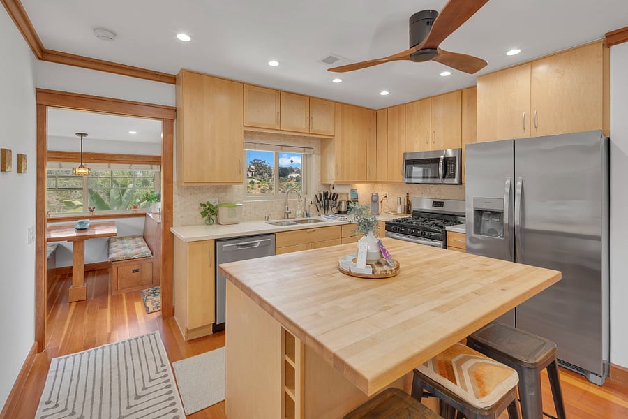Kitchen with everything you need.