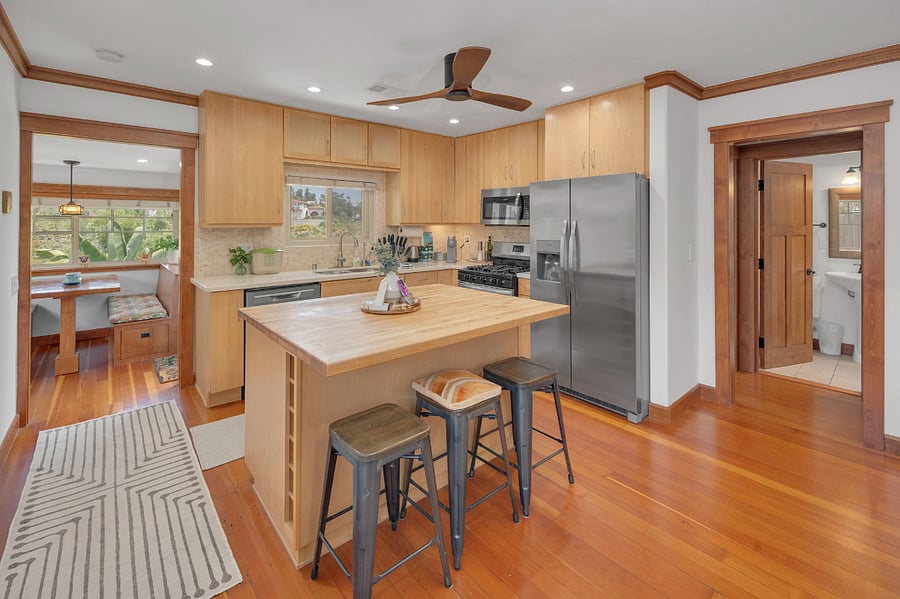 Kitchen with everything you need.