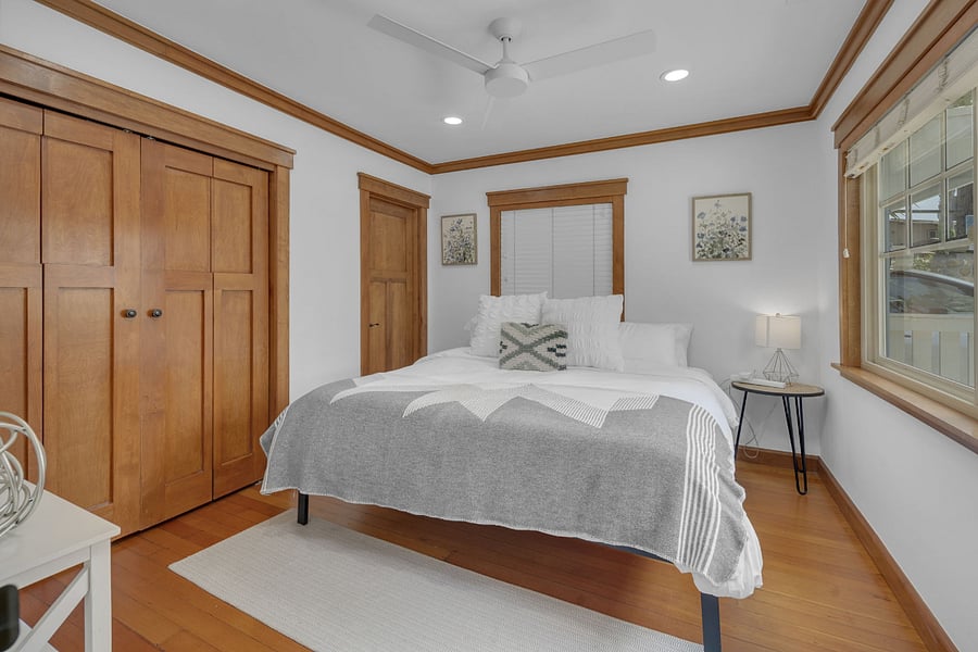 Bedroom: 1 King-sized Bed; Ensuite Bathroom