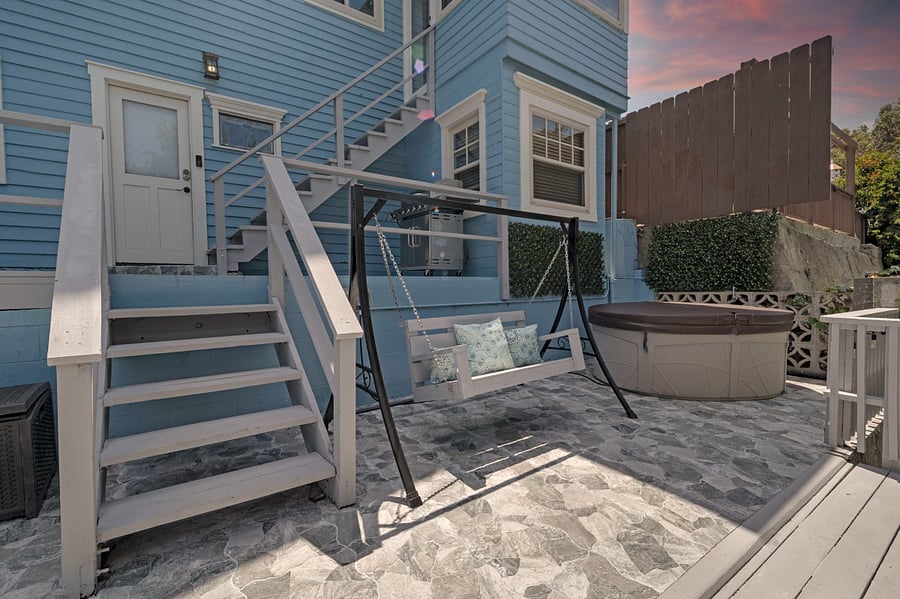 Outdoor facilities (patio, wing chair, hot tub, barbecue grill).
