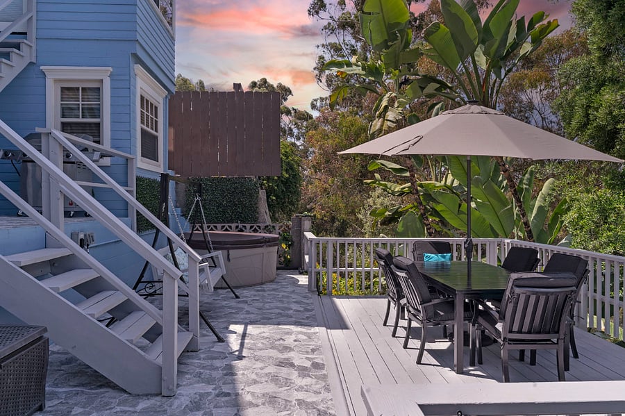 Outdoor facilities (patio, wing chair, hot tub, barbecue grill).