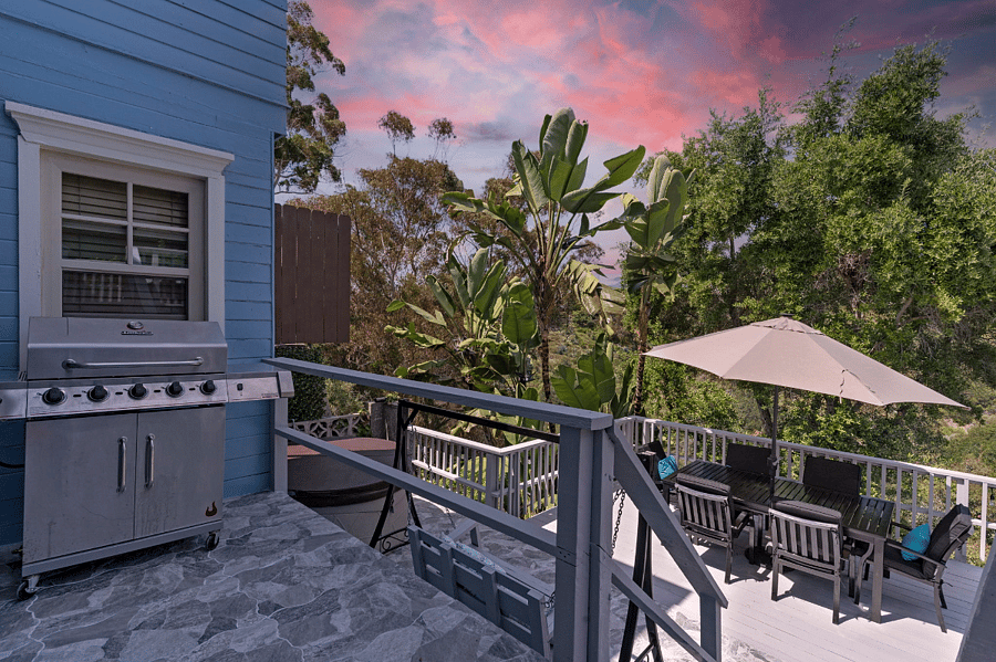 Outdoor facilities (patio, wing chair, hot tub, barbecue grill).