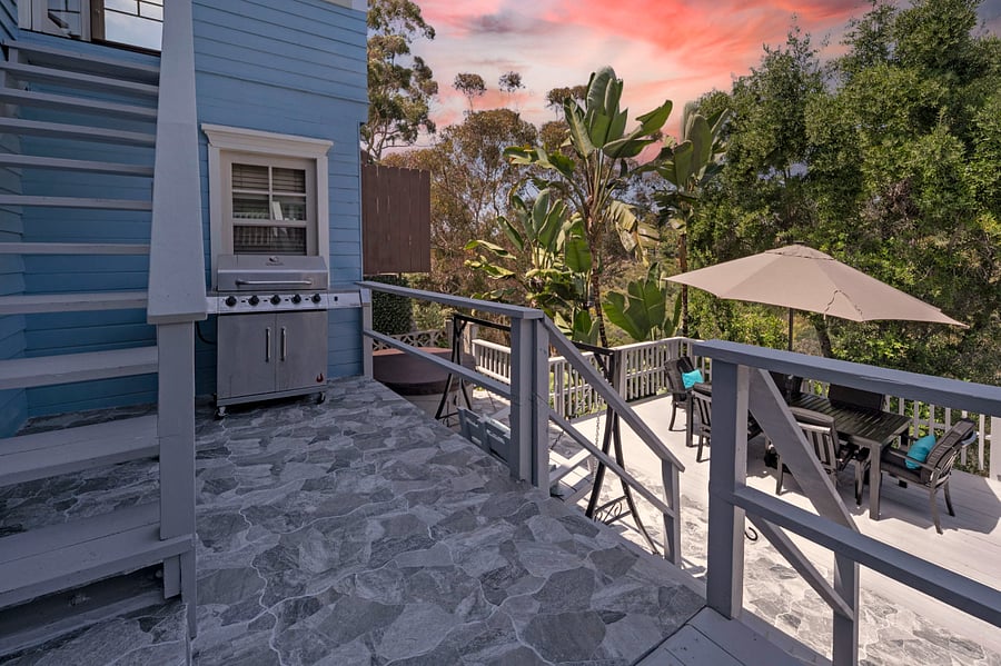 Outdoor facilities (patio, wing chair, hot tub, barbecue grill).