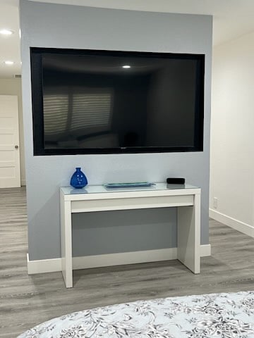 A 65" Smart TV faces the bedroom within aTV nitch in the floating. You have a virtual movie theater to enjoy.