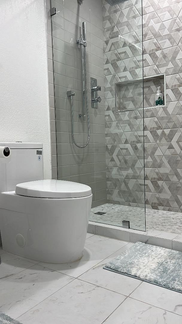 The shower system in the guest bathroom is by Aquabrass, which includes a rain head shower and handshower arm. Totally heavenly. I'm particularly proud of the detail that can be appreciated in the installation of the tile. The alignment is stunning.