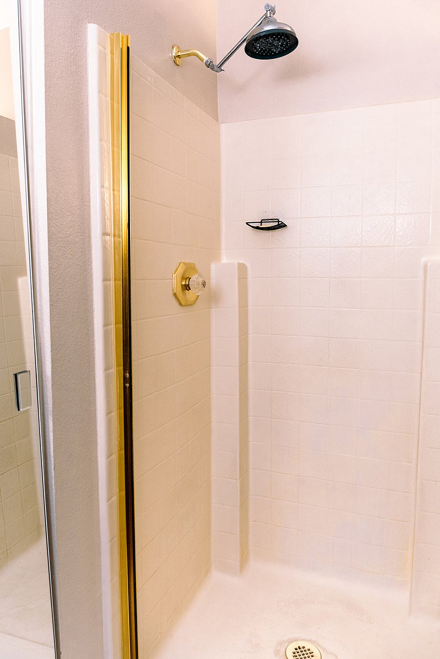 each bedroom has stand up shower