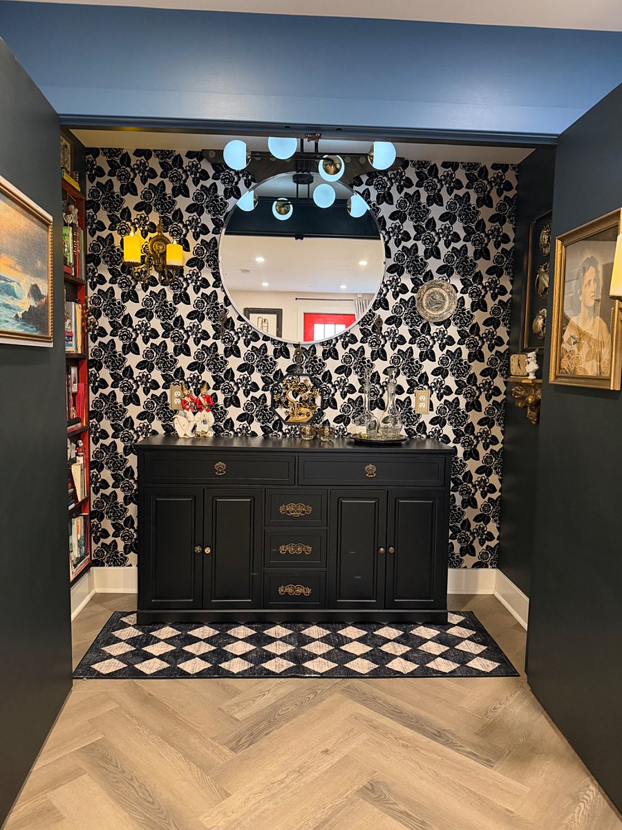 Have a drink and relax in the Speakeasy