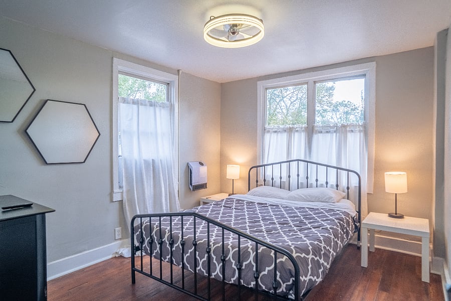 Bedroom w/ Queen