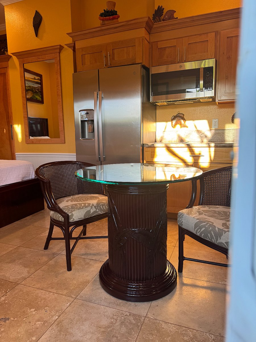 Kitchen Area
Dining Table Area