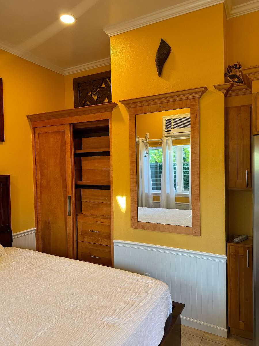 Large Built-in Closet
Large Built-in Dresser Drawer
Dressing Mirror