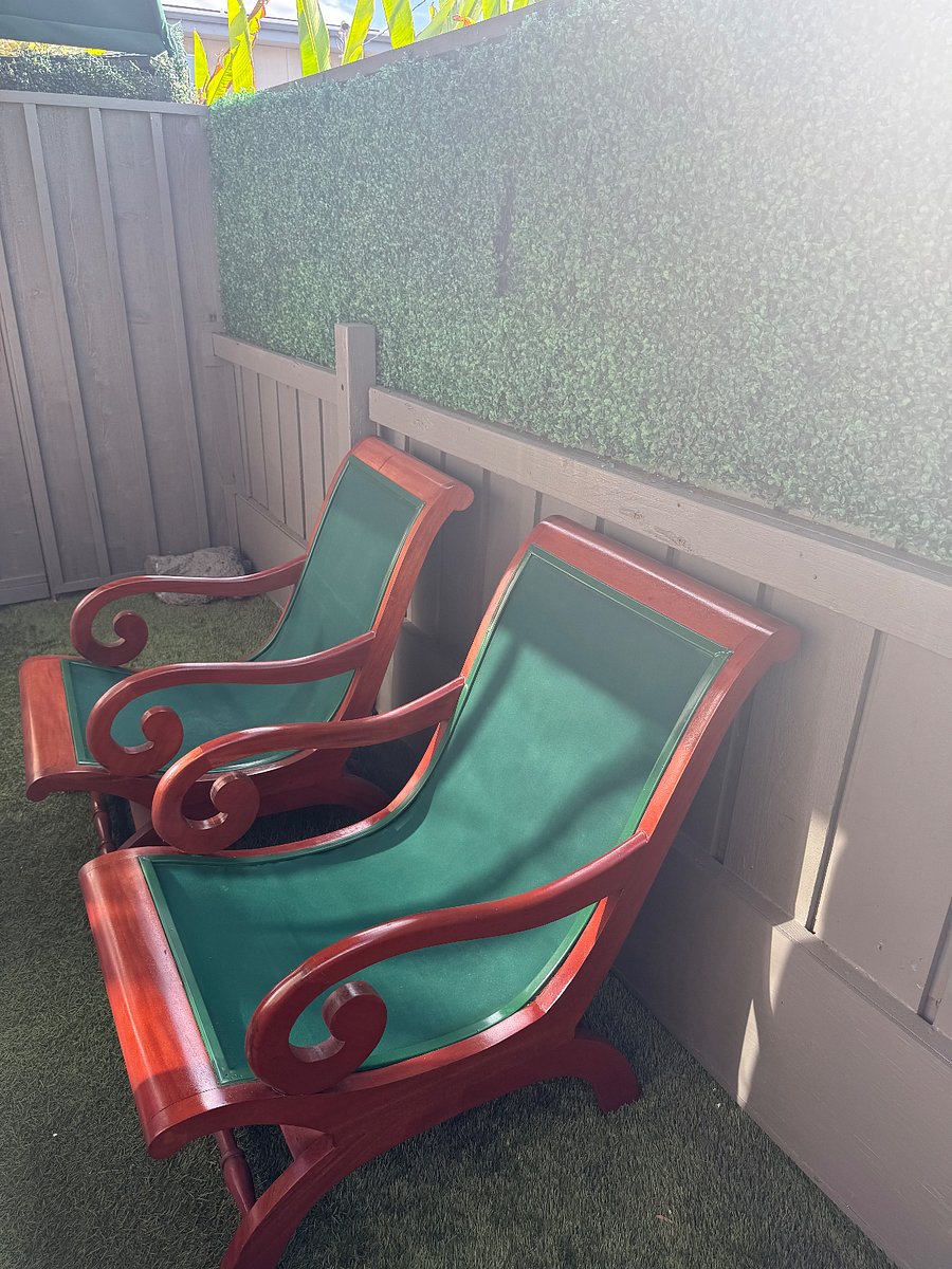Private Yard
Deep Lounge Chairs