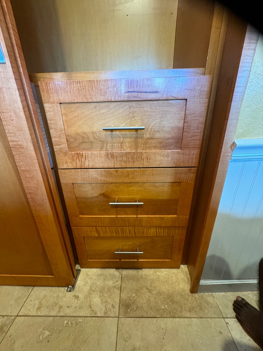Large Built-in Closet
Large Built-in 6 Dresser Drawer