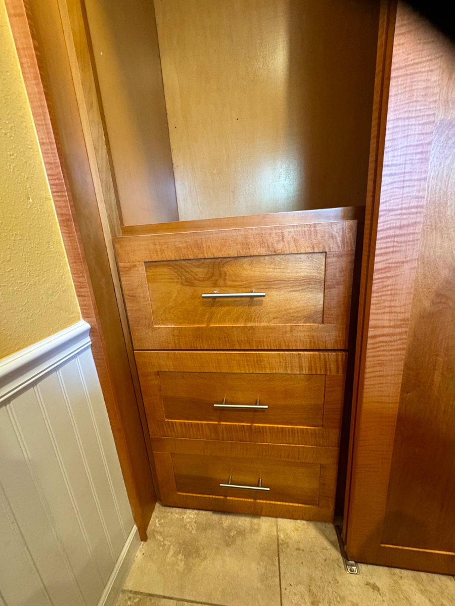 Large Built-in Closet
Large Built-in 6 Dresser Drawer