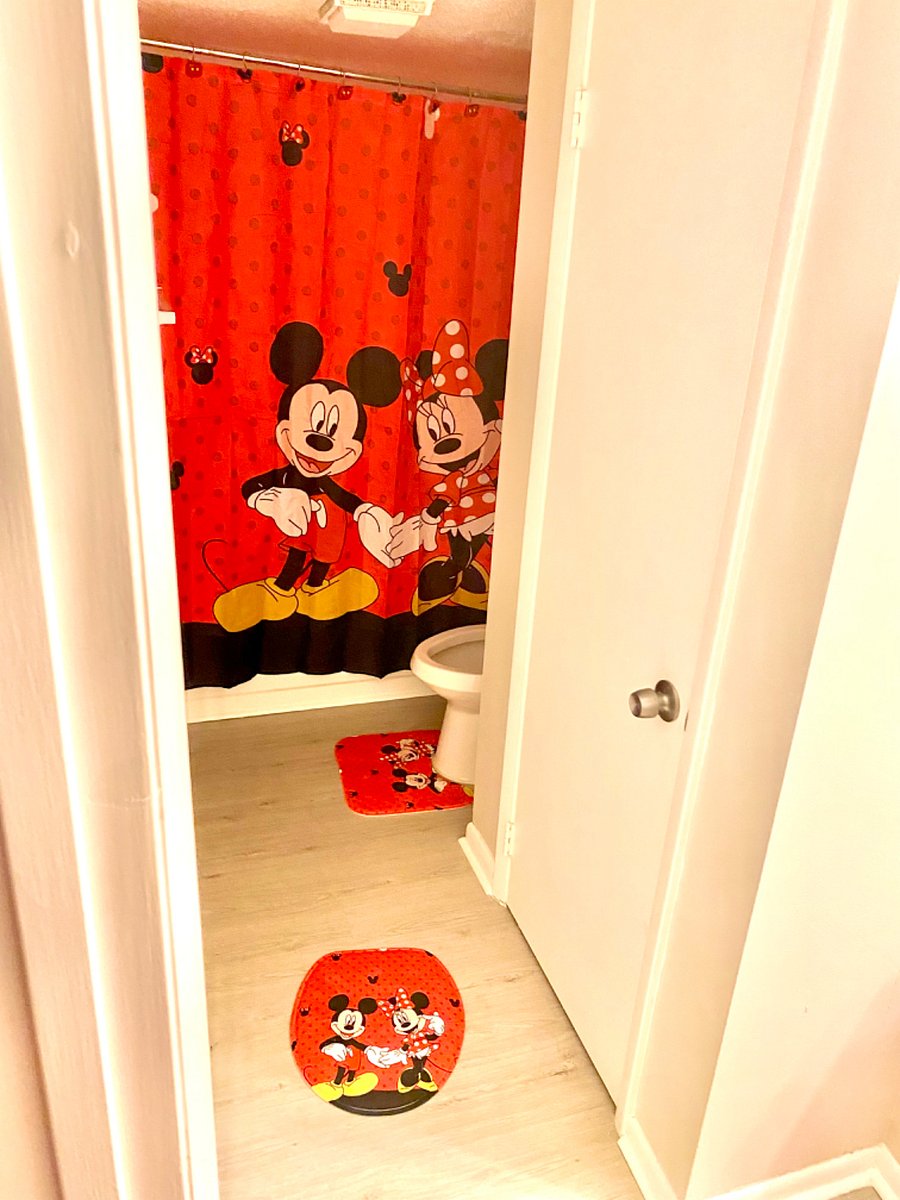 Spare upstairs full bath with full shower/tub