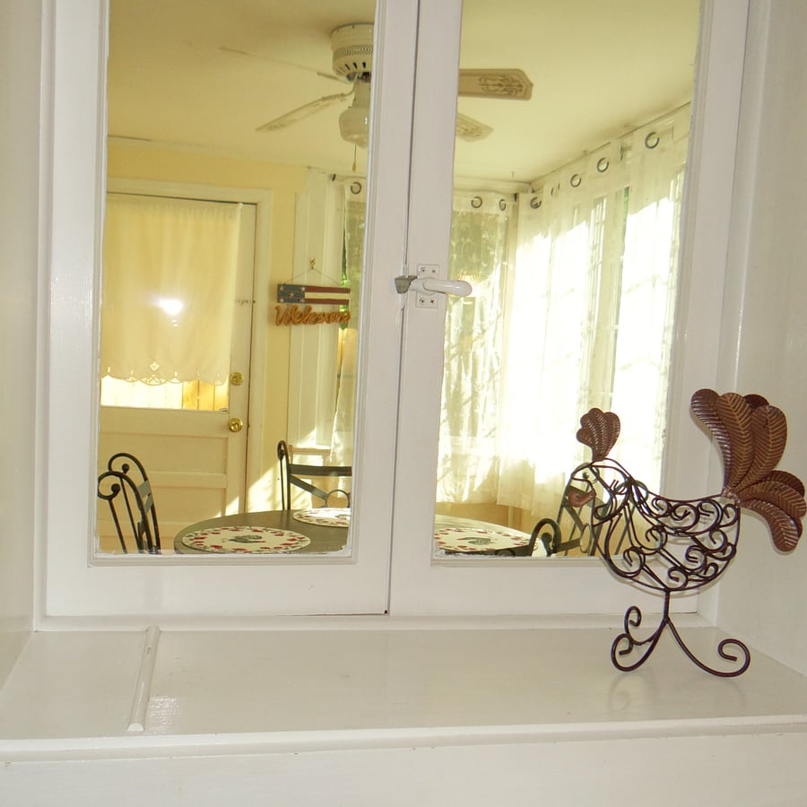 Pass through from kitchen to dining area