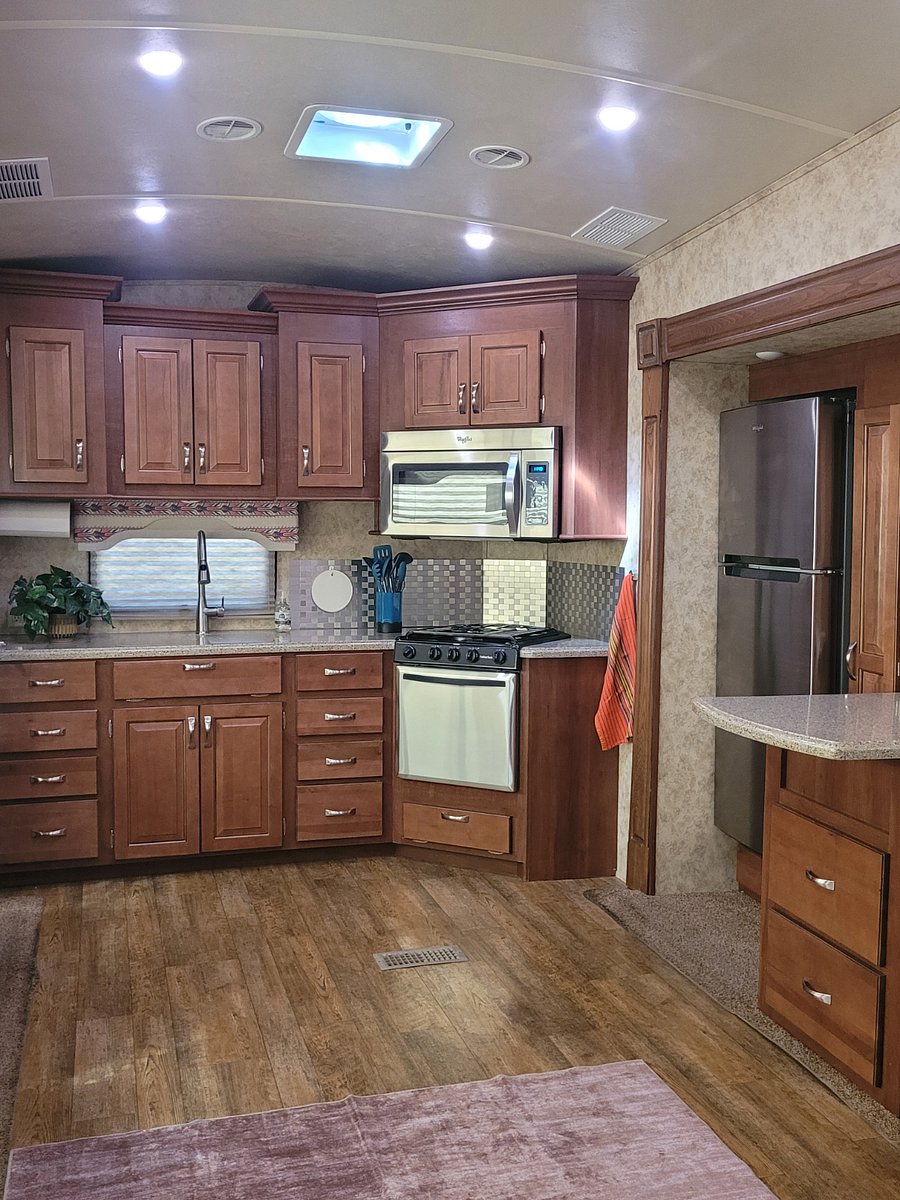 Quality kitchen cabinets, lots of storage space.