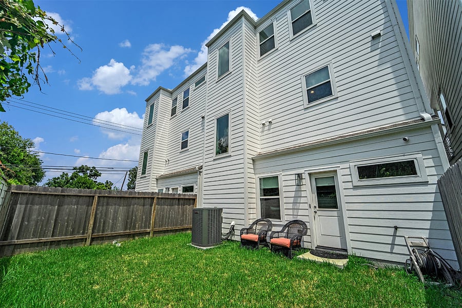 Spacious backyard, perfect for kids and pets! 