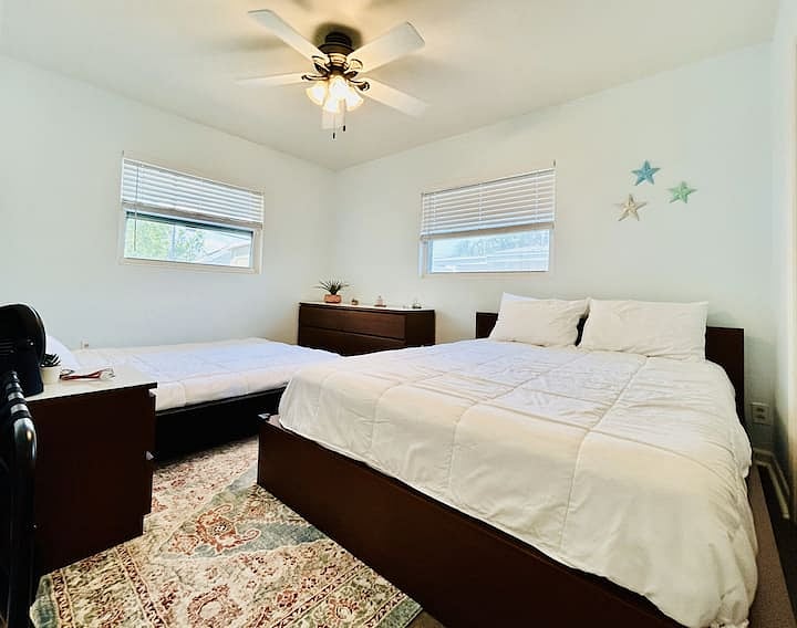 Bedroom #2
2 queen beds 