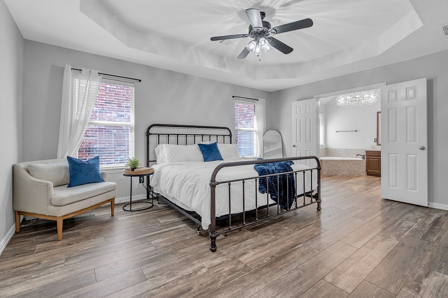 Master Bedroom
A calming area to kick off or wind down your day. Includes a king bed with an adjustable base, a TV and seating area for your maximum comfort.