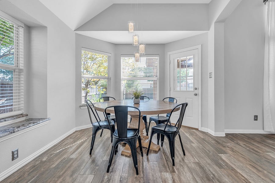 Breakfast Nook
Perfect for everyday dining.