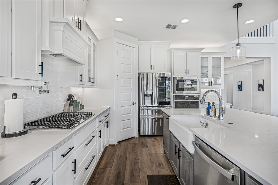Full Kitchen with high-end stainless steal appliance.