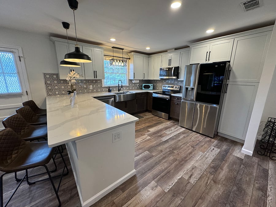 Spacious open kitchen with peninsula and plenty of cabinets