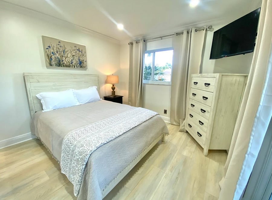 Guest bedroom Queen bed 