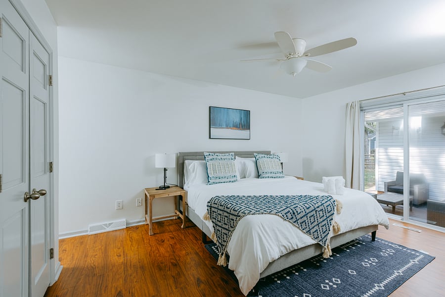 Master Bed-King w/En Suite Walk in Shower