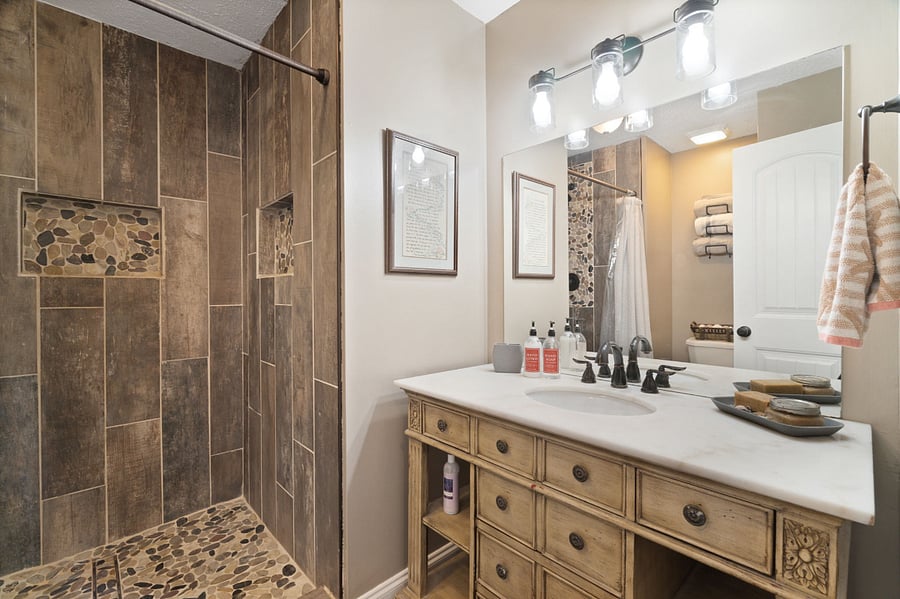 Shared Guest Full Bath