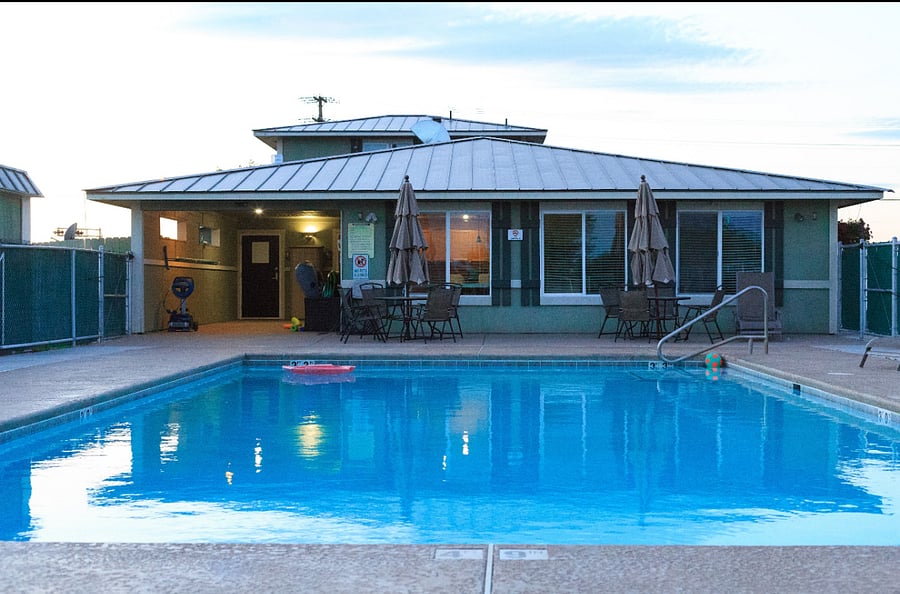 Seasonal hot tub & pool - Open Memorial weekend to Labor Day weekend