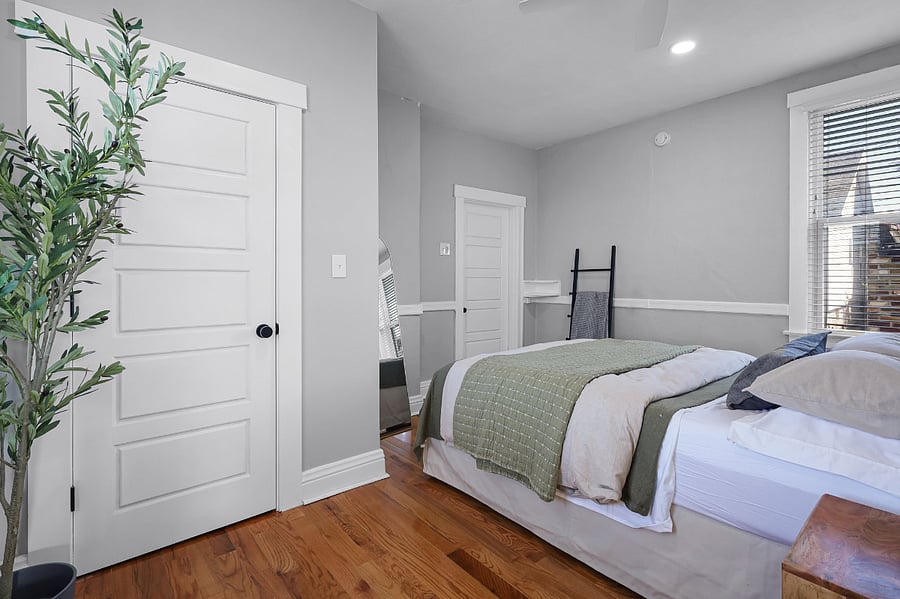 Bedroom w/ Oversized Closet