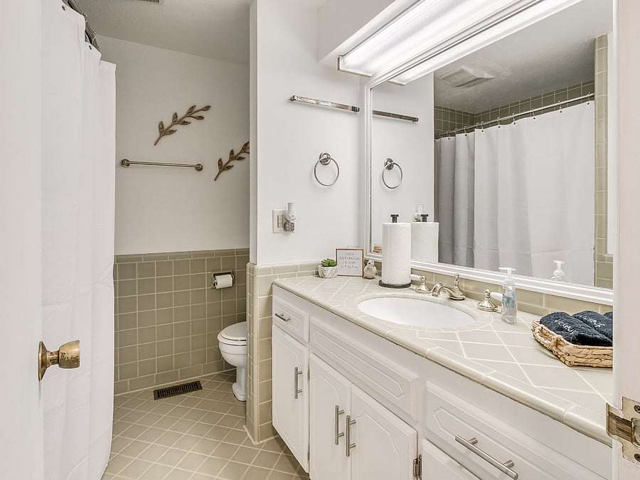 Full private bathroom assigned to bedroom #2