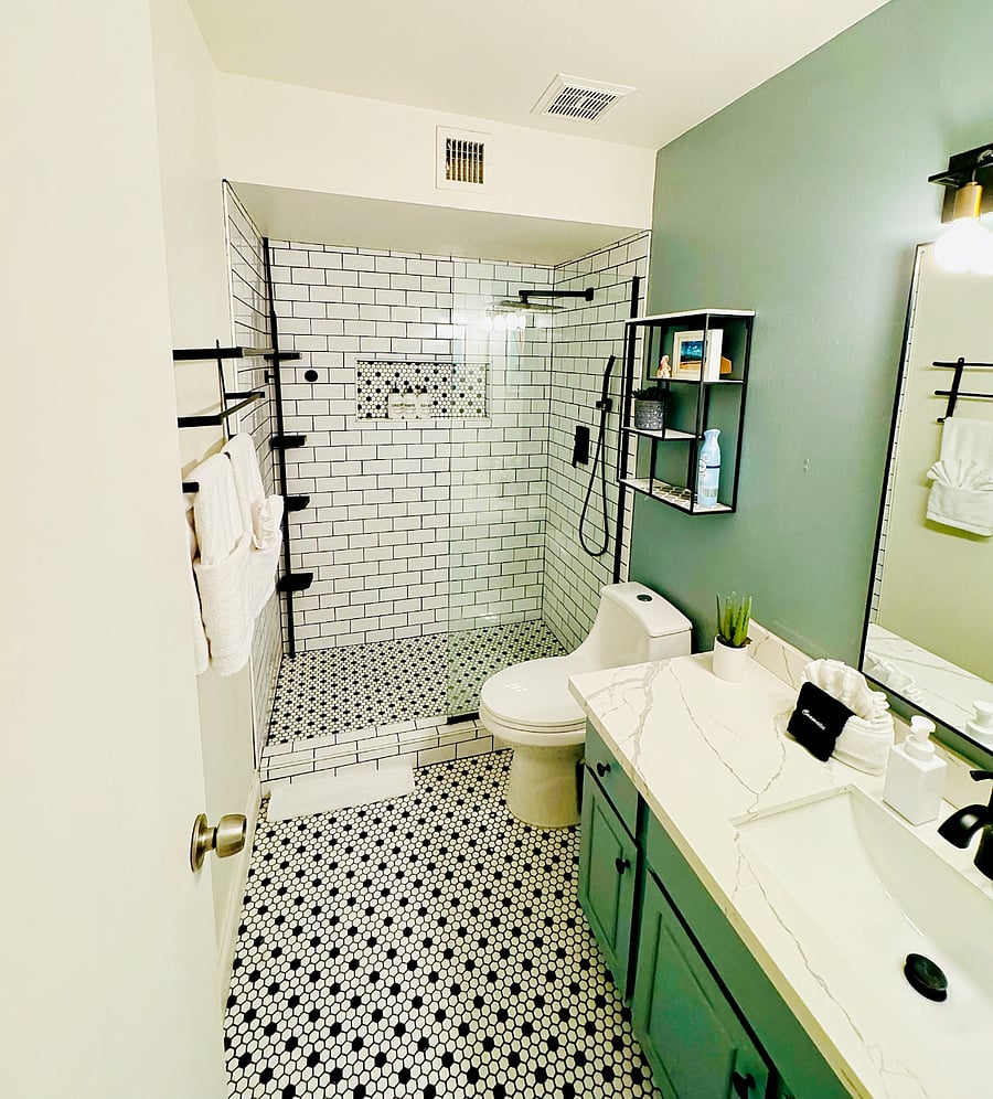 Full bath en suite located in Main bedroom