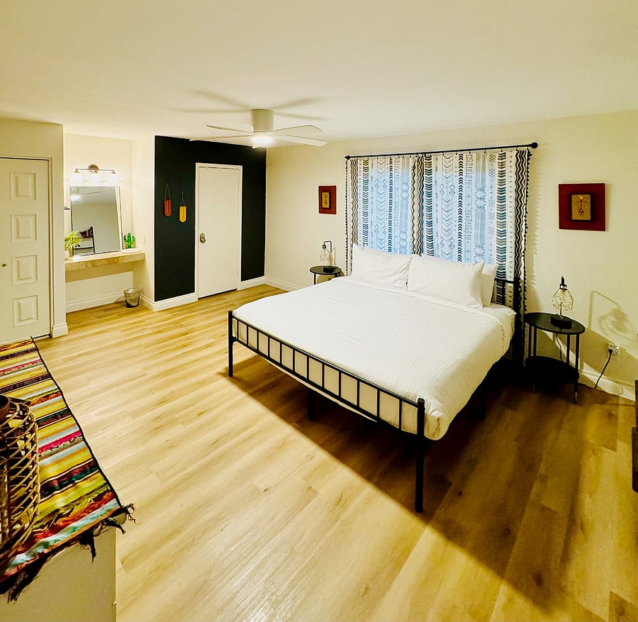 Extra large main bedroom - King size bed, closet, smart TV and Full ensuite bathroom. 
