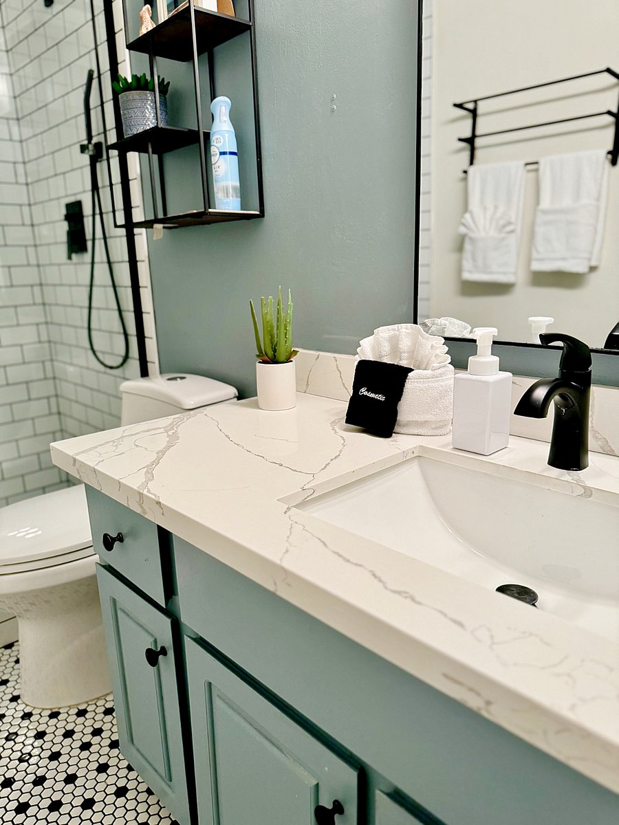 main bedroom bathroom :) 