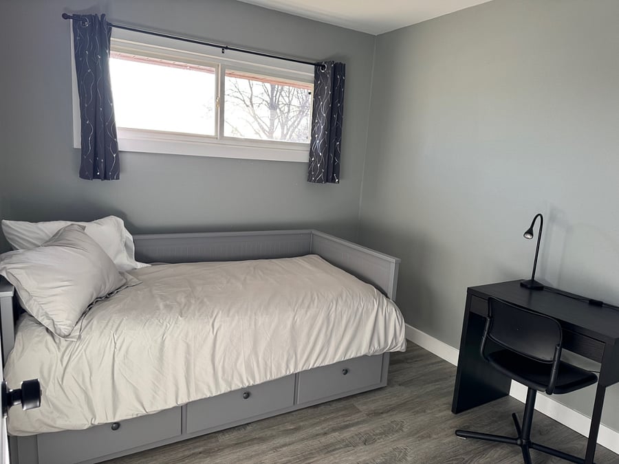 Small Bedroom w/Desk