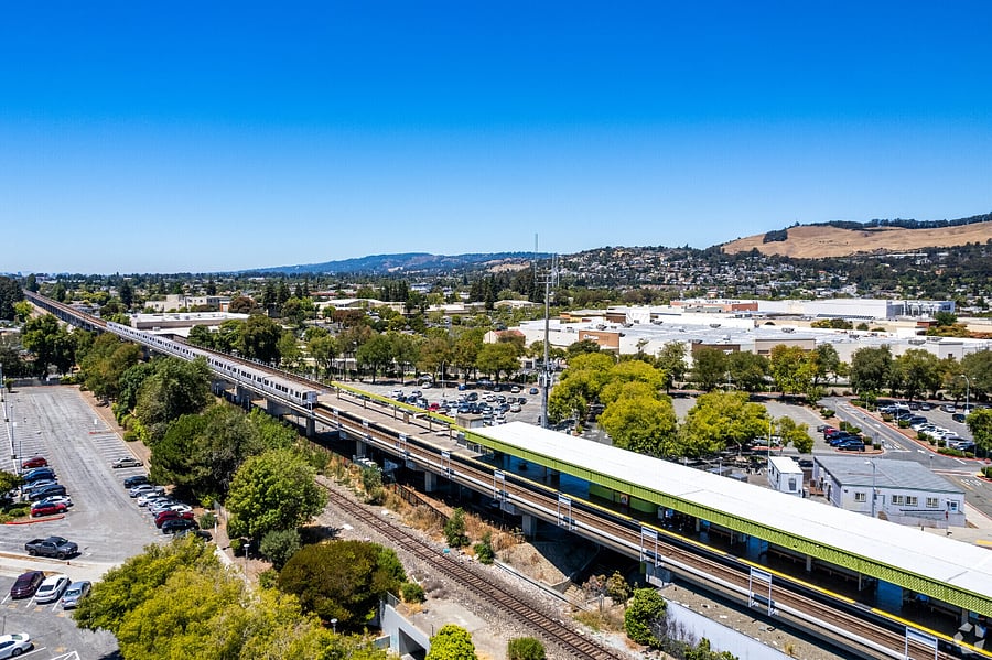 Just a 5 min drive to Bayfair BART station in San Leandro connect you everywhere in the Bay Area.