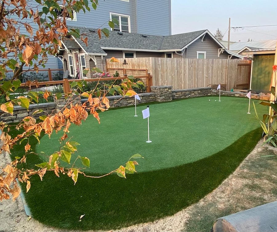 4-hole private putting green.