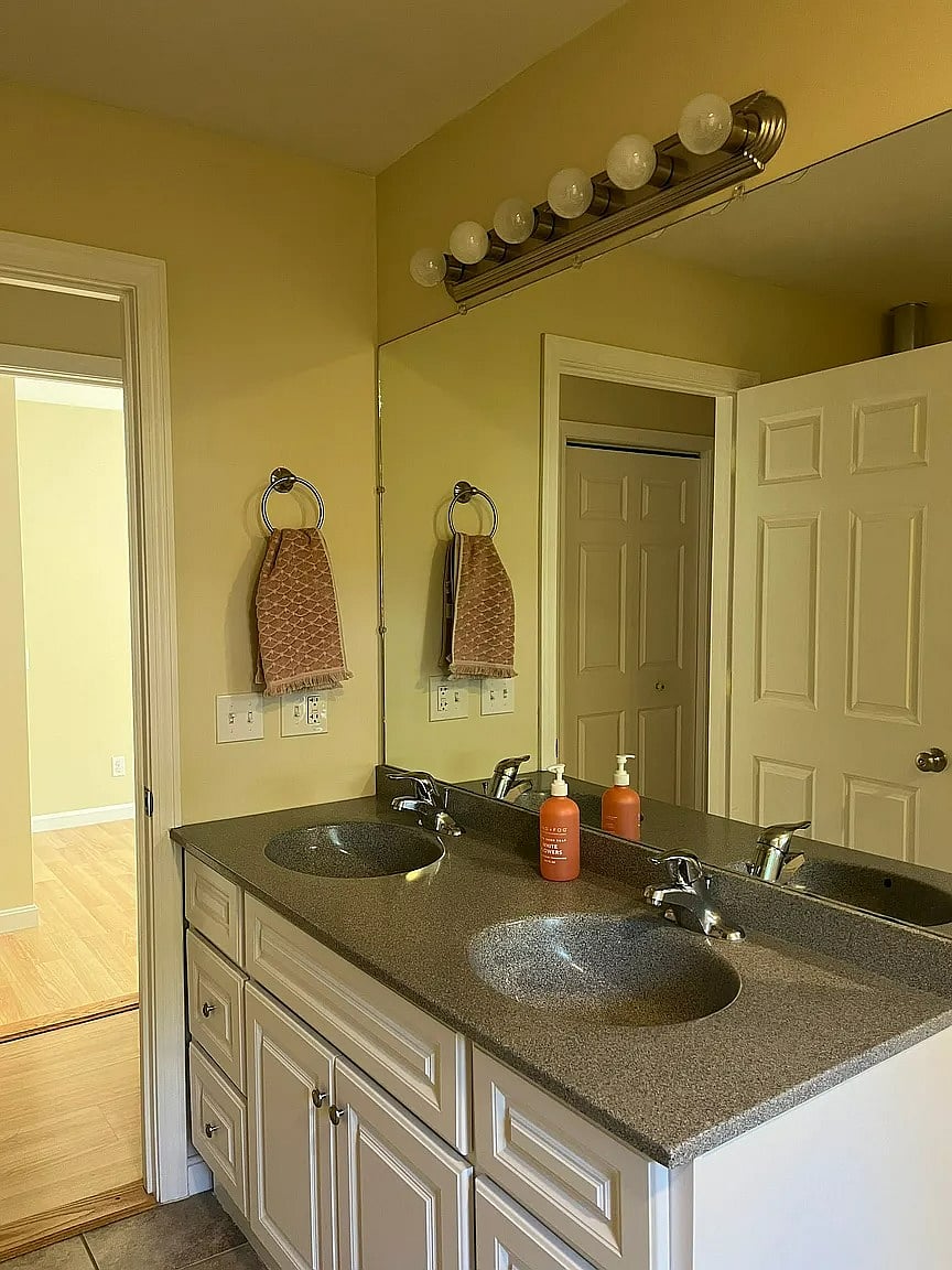 Full bathroom (upstairs)