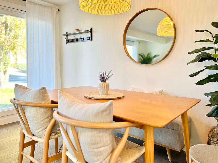 Dining table, seats 4-6