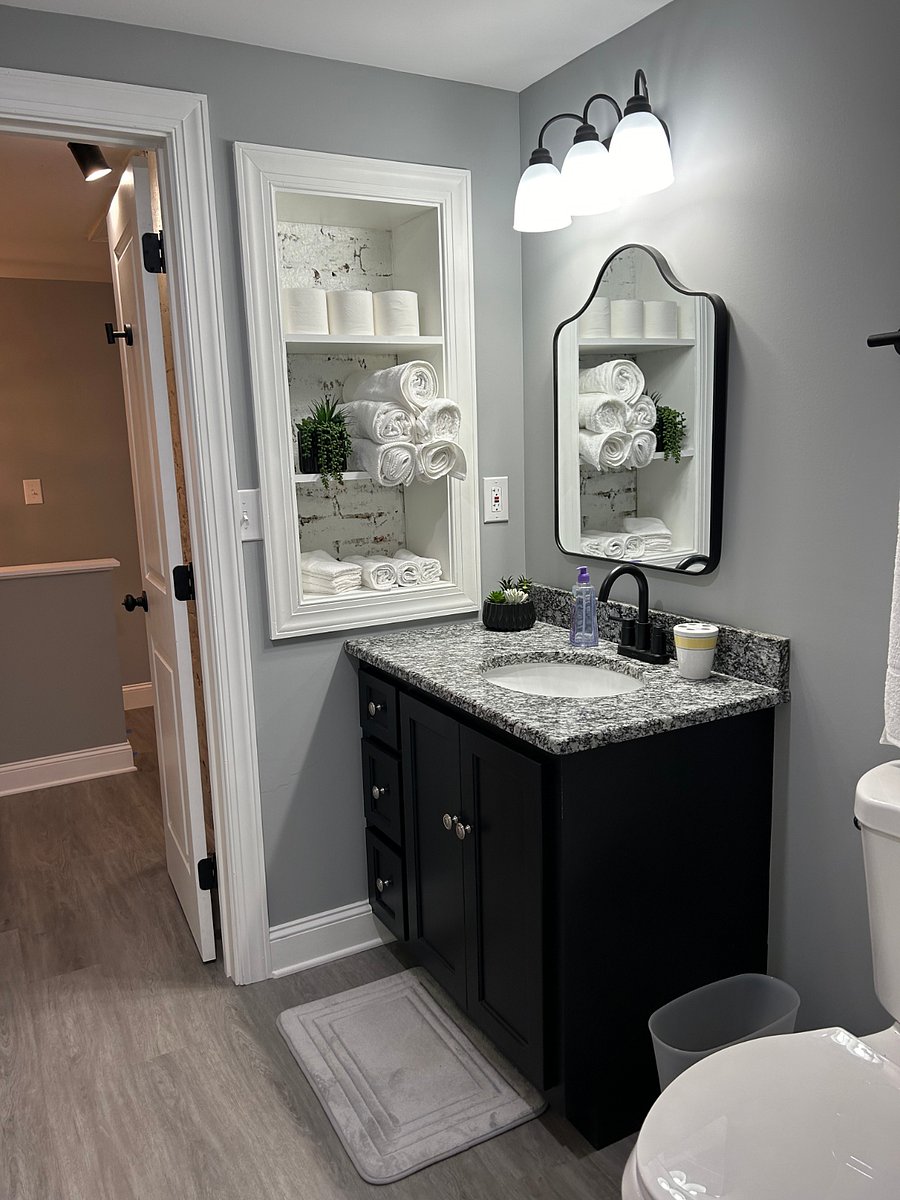Upstairs Jack and Jill bath for two bedrooms