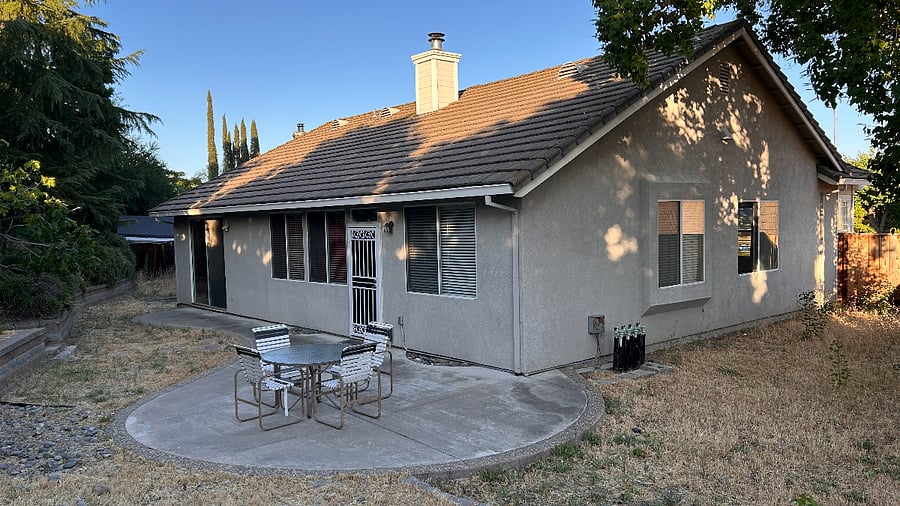 Large back yard with a picnic table and 4 comfortable chairs