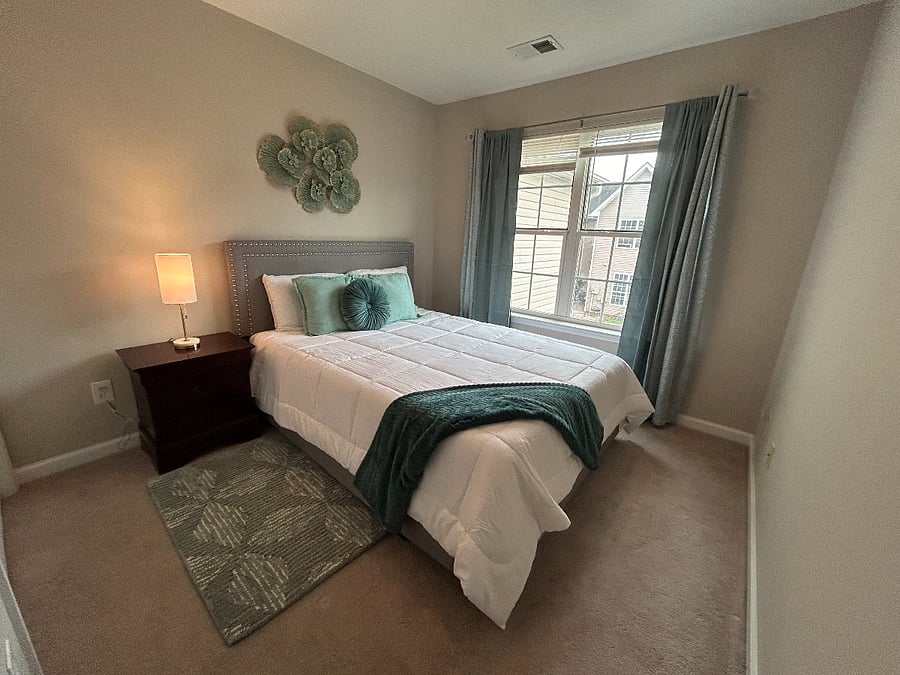 Bedroom2-Queen bed