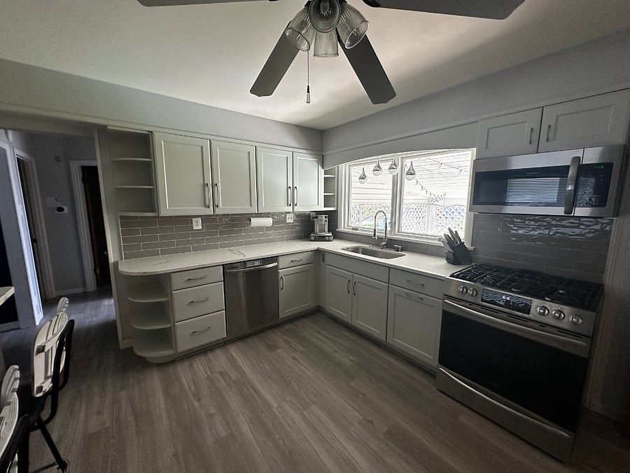 Gas Stove. HUGE sink. Dishwasher.